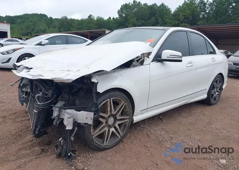 2013 Mercedes-Benz C 350 Sport z USA, uszkodzony, nr VIN WDDGF5HB4DA834763